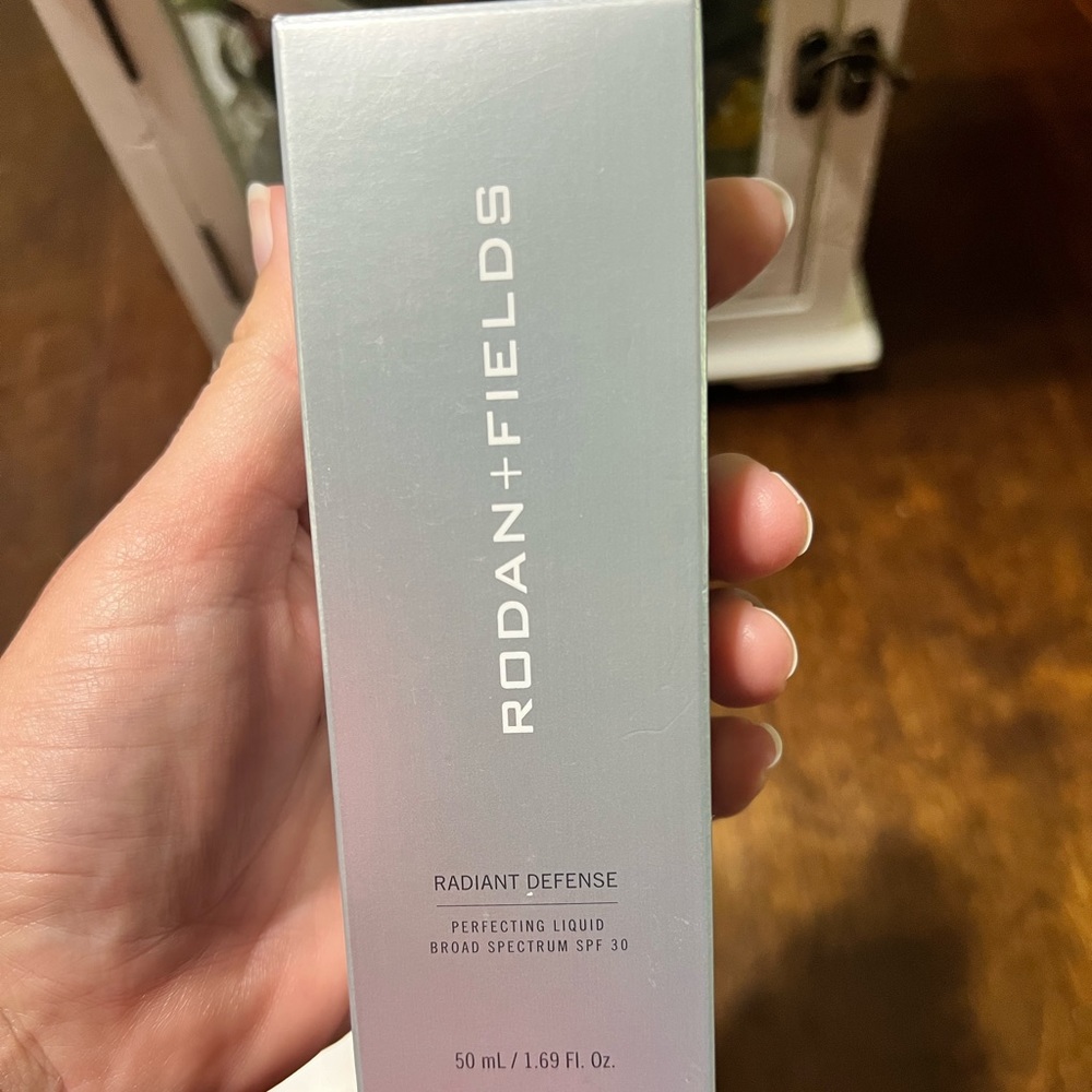 Rodan + Fields Radiant Defense Perfecting Liquid - Golden